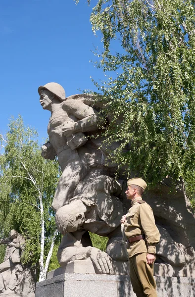 Combattant de l'Armée rouge sous la forme de temps de la Seconde Guerre mondiale à un salut — Photo