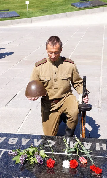 Kızıl Ordu savaş faturasındaki tarihi bir anıt, bir diz bükülmüş