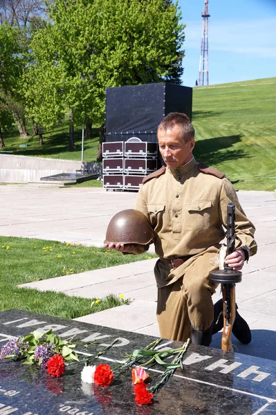 Kızıl Ordu savaş faturasındaki tarihi bir anıt, bir diz bükülmüş