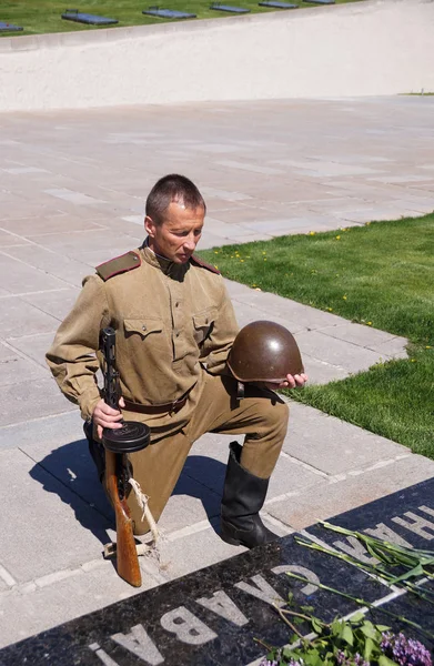 Kızıl Ordu savaş faturasındaki tarihi bir anıt, bir diz bükülmüş