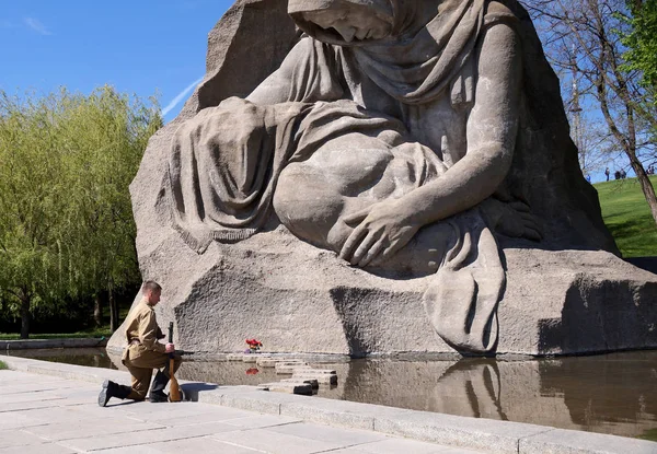 Combattant de l'Armée rouge sous la forme de temps de la Seconde Guerre mondiale à un salut — Photo