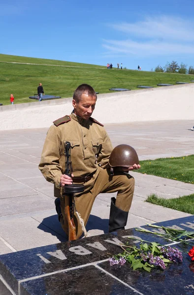 Kızıl Ordu savaş faturasındaki tarihi bir anıt, bir diz bükülmüş