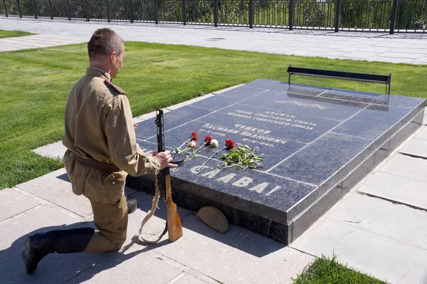 Kızıl Ordu savaş faturasındaki tarihi bir anıt, bir diz bükülmüş