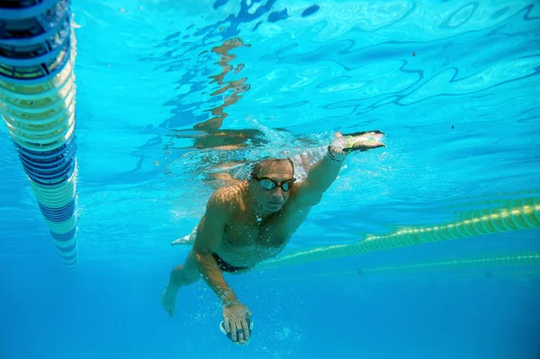 Zwemmer in het zwembad — Stockfoto