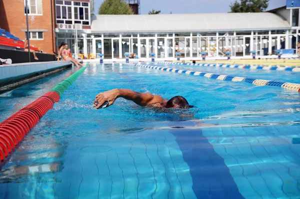 수영장에서 수영하는 사람 — 스톡 사진