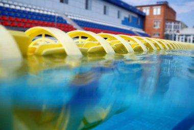 Bölücüler yolların büyük Yüzme Havuzu