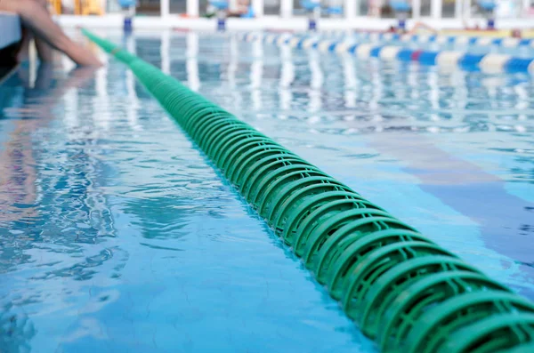 Bölücüler yolların büyük Yüzme Havuzu