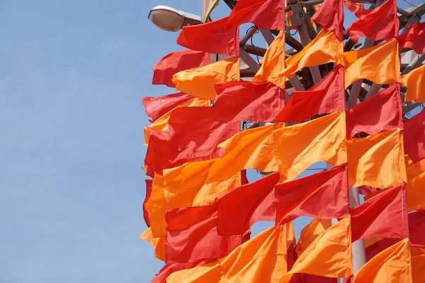 Feestelijke vlaggen van rode en oranje kleur — Stockfoto