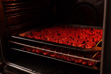 Kurutulmuş domates içinde ev koşulları