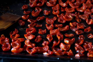 Kurutulmuş domates içinde ev koşulları