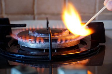 Ocakta bir gaz yüzük ateşleme