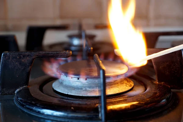 Запалювання газового кільця на плиті — стокове фото