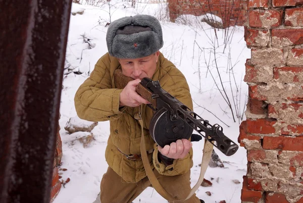 Fighter av röda armén med kulsprutan i ruinerna av Stalingrad — Stockfoto