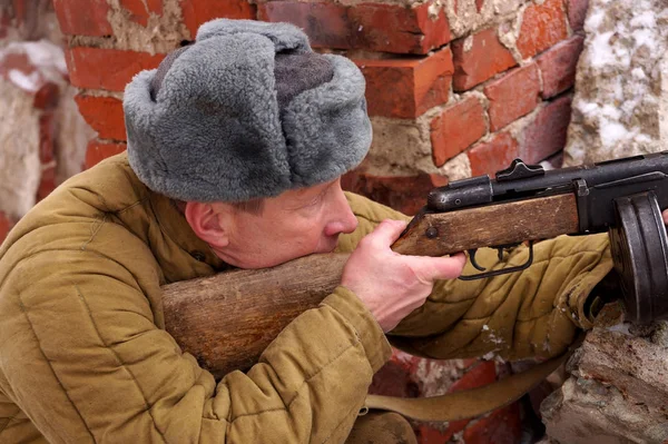 Fighter av röda armén med kulsprutan i ruinerna av Stalingrad — Stockfoto