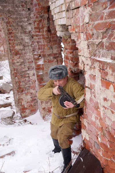 Combattente di esercito Rosso con la mitragliatrice in rovina di Stalingrado — Foto Stock
