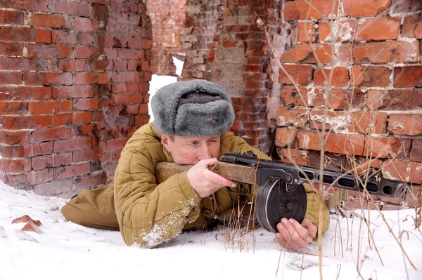 Combatiente del Ejército Rojo con la ametralladora en ruinas de Stalingrado — Foto de Stock