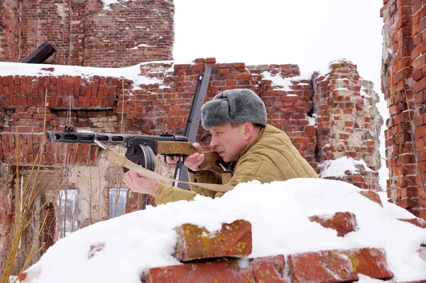 Combattente di esercito Rosso con la mitragliatrice in rovina di Stalingrado — Foto Stock