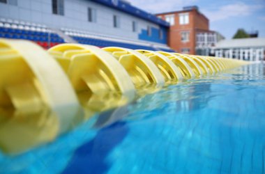 Bölücüler yolların büyük Yüzme Havuzu