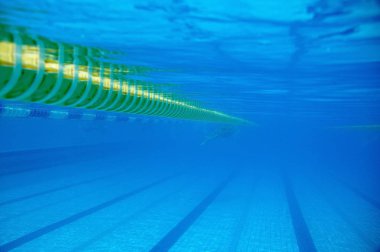 Bölücüler yolların büyük Yüzme Havuzu