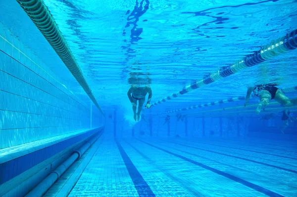 Schwimmer im Schwimmbad — Stockfoto
