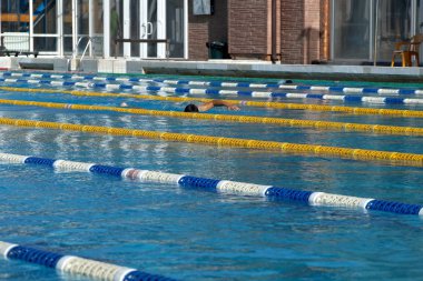 Bölücüler yolların büyük Yüzme Havuzu