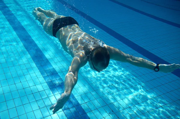 在游泳池里游泳的人 — 图库照片
