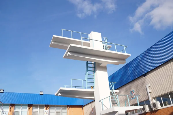 Torre para um mergulho na piscina — Fotografia de Stock