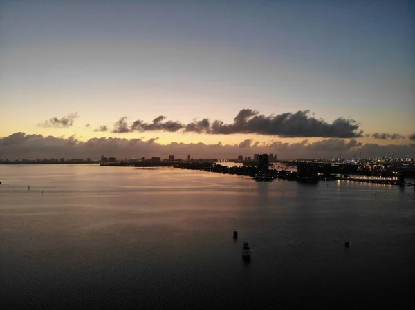 Drone Miami Tijdens Zonsopgang Het Water — Stockfoto