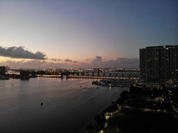 Drone Miami Durante Nascer Sol Sobre Água — Fotografia de Stock
