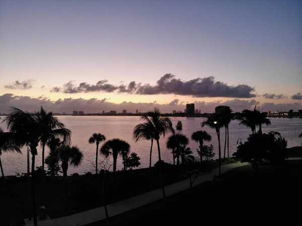 Drone Miami Durante Nascer Sol Sobre Água — Fotografia de Stock