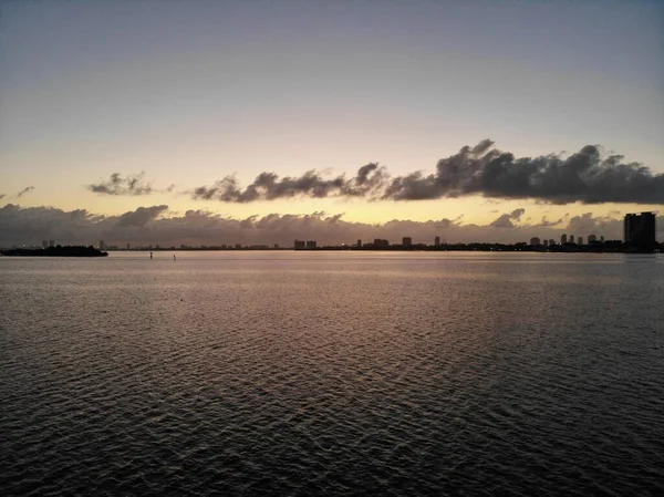 Drone Miami Durante Nascer Sol Sobre Água — Fotografia de Stock