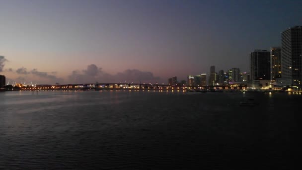 Drone Miami Durante Amanecer Sobre Agua — Vídeo de stock