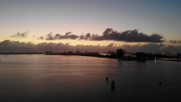 Drone Miami Durante Amanecer Sobre Agua — Vídeos de Stock