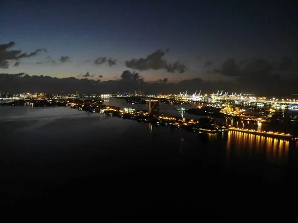 Drone Miami Durante Nascer Sol Sobre Água — Fotografia de Stock