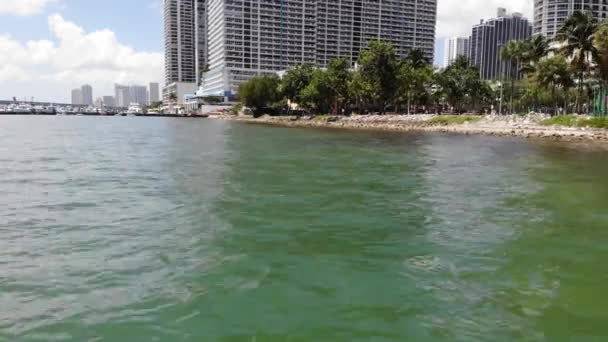 Drone Volando Sobre Una Bahía Miami Florida Con Centro Ciudad — Vídeo de stock