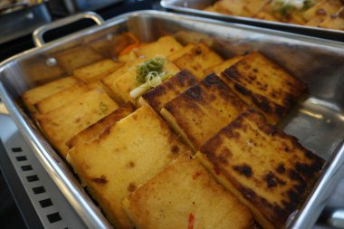 Dekorasyonlu bir şirket ortamında yemek.