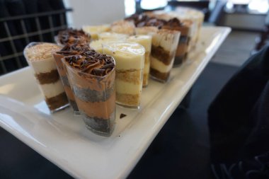 Dekorasyonlu bir şirket ortamında yemek.