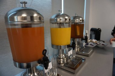 Dekorasyonlu bir şirket ortamında yemek.