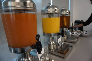 Dekorasyonlu bir şirket ortamında yemek.