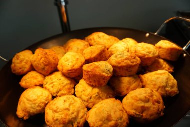 Dekorasyonlu bir şirket ortamında yemek.