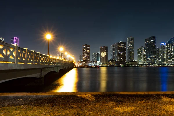 Lång Exponering Miami Över Vattnet Med Skyskrapor Solnedgång Och Natthimmel — Stockfoto