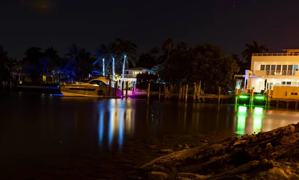 Hosszú Expozíció Miami Víz Felett Felhőkarcolókkal Naplemente Éjszakai Égbolt Bay — Stock Fotó