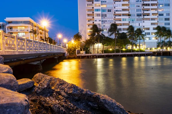 超高層ビルが立ち並ぶ水上からのマイアミの長い露出 — ストック写真
