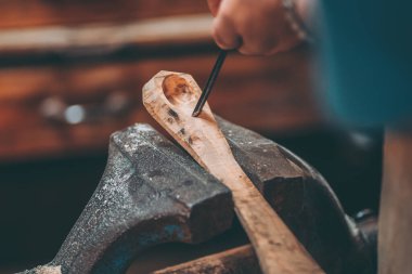 Artesano haciendo una cuchara de madera