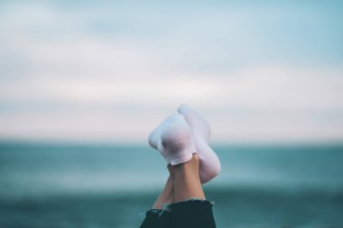 Pasta con calcetines rosas con mar de fondo