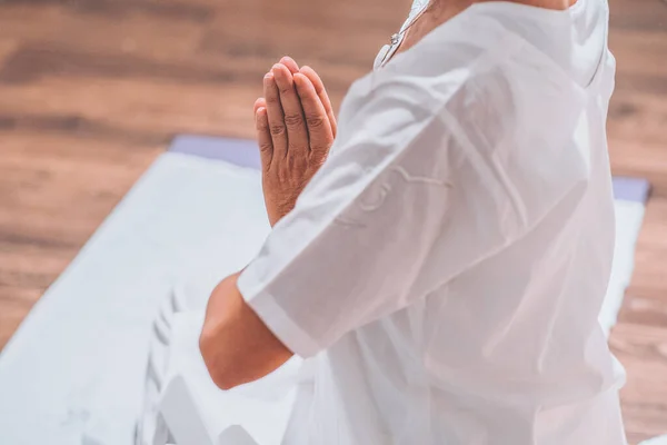 Manos de mujer en clase de yoga