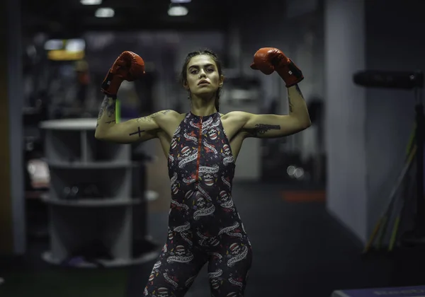 Atleta Feminina Tatuada Muay Thai Luvas Boxe Bea Muscular — Fotografia de Stock