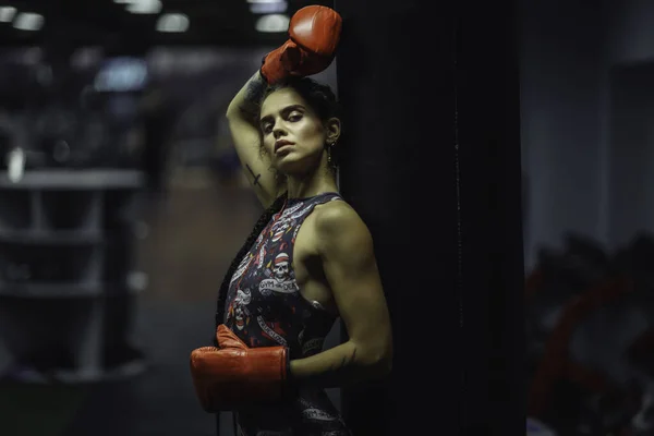 Wunderschöne Tätowierte Kaukasische Boxerin Sportkleidung Musc — Stockfoto