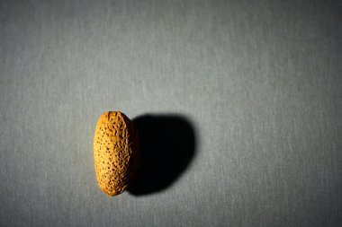 Çiğ bademin minimalist görüntüsü