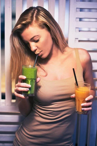 Schöne junge Mädchen in einem Gesundheits-Café Smoothies trinken. Vegetarier werden. gesundes Leben mit Naturprodukten. — Stockfoto